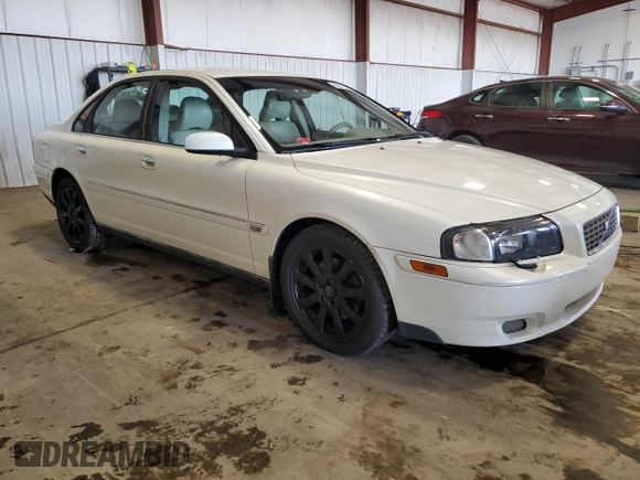 2004 Volvo S80 with VIN YV1TH59H941355562, listed as a Copart auction lot 82679234 with 128,590 mi miles and Salvage Title. Bid and sale history available at carsss.com. Image 4.