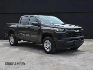 2023 Chevrolet Colorado 2WD Work Truck z VIN 1GCGSBEC3P1175984, wystawiony jako Copart lot #67195605 z przebiegiem 18 063 mil mil oraz Czysty tytuł • Clean title. Historia ofert i sprzedaży dostępna na DreamBid. Obrazek 1.