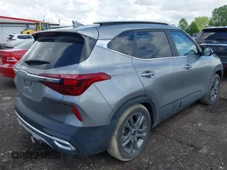 2023 Kia Seltos S z VIN KNDEU2AA7P7457600, wystawiony jako IAAI lot #42238448 z przebiegiem 21 074 mil mil oraz . Historia ofert i sprzedaży dostępna na DreamBid. Obrazek 4.
