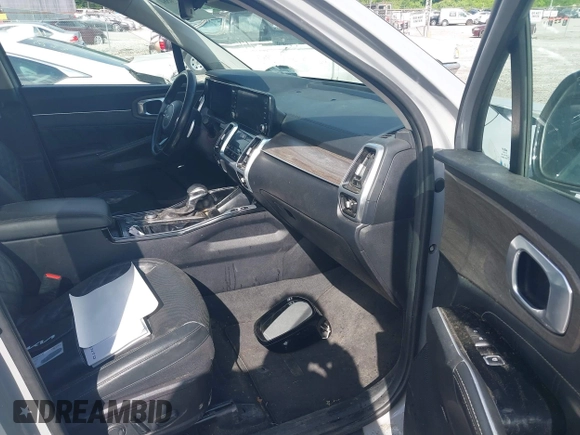 2022 Kia Sorento SX z VIN 5XYRKDLF6NG093083, wystawiony jako IAAI lot #42170584 z przebiegiem 60 848 mil mil oraz . Historia ofert i sprzedaży dostępna na DreamBid. Obrazek 5.