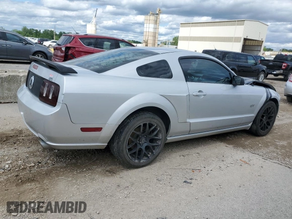 2006 Ford Mustang GT Deluxe z VIN 1ZVFT82H665205379, wystawiony jako Copart lot #57790135 z przebiegiem 193 607 mil mil oraz Szkoda całkowita • Salvage title. Historia ofert i sprzedaży dostępna na DreamBid. Obrazek 3.