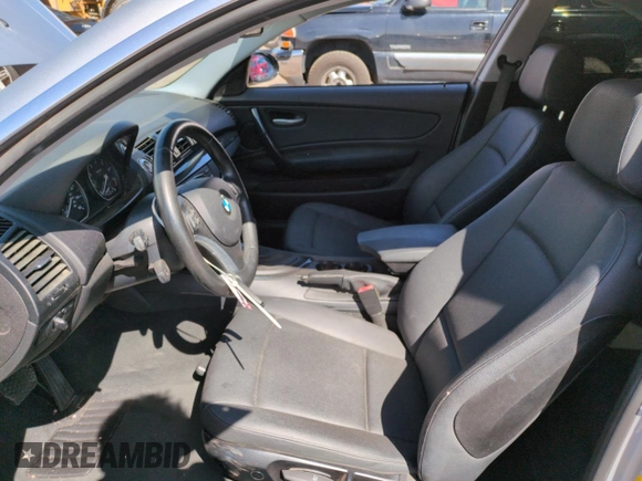 2009 BMW 1 Series 128i z VIN WBAUP73589VK75593, wystawiony jako Copart lot #54456155 z przebiegiem 127 576 mil mil oraz Szkoda całkowita • Salvage title. Historia ofert i sprzedaży dostępna na DreamBid. Obrazek 7.
