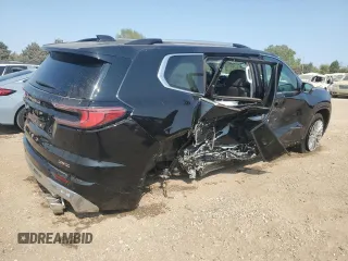 2024 GMC Acadia FWD Denali z VIN 1GKENLKS7RJ166213, wystawiony jako Copart lot #71056014 z przebiegiem 8093 mil mil oraz Szkody całkowita. Historia ofert i sprzedaży dostępna na DreamBid. Obrazek 3.