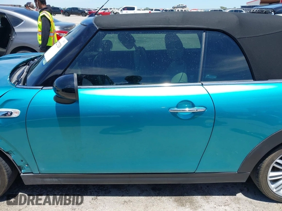 2017 MINI Convertible Cooper S z VIN WMWWG9C30H3C80917, wystawiony jako IAAI lot #42227320 z przebiegiem 38 490 mil mil oraz . Historia ofert i sprzedaży dostępna na DreamBid. Obrazek 15.