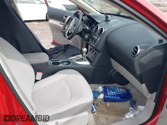 2015 Nissan Rogue S z VIN JN8AS5MV8FW261047, wystawiony jako IAAI lot #42323490 z przebiegiem 164 303 mil mil oraz . Historia ofert i sprzedaży dostępna na DreamBid. Obrazek 5.