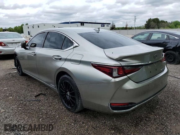 2019 Lexus ES 300h z VIN JTHB21B14K2043342, wystawiony jako Copart lot #57951075 z przebiegiem 93 035 mil mil oraz Szkoda całkowita • Salvage title. Historia ofert i sprzedaży dostępna na DreamBid. Obrazek 2.
