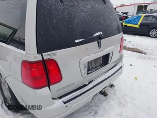 2006 Lincoln Navigator Luxury with VIN 5LMFU285X6LJ28062, listed as a IAAI auction lot 41288717 with 178,371 mi miles. Bid and sale history available at carsss.com. Image 6.