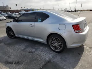 2013 Scion tC z VIN JTKJF5C70D3045008, wystawiony jako Copart lot #58628614 z przebiegiem 130 739 mil mil oraz Szkody całkowita. Historia ofert i sprzedaży dostępna na DreamBid. Obrazek 2.