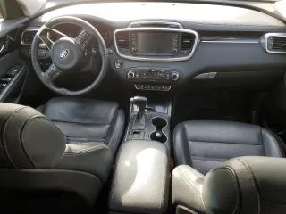 2018 Kia Sorento SX Limited z VIN 5XYPKDA57JG377866, wystawiony jako Copart lot #84375944 z przebiegiem Nie podano mil oraz Szkoda całkowita • Salvage title. Historia ofert i sprzedaży dostępna na DreamBid. Obrazek 8.