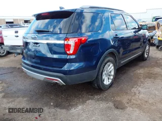 2017 Ford Explorer XLT z VIN 1FM5K7D86HGD63457, wystawiony jako IAAI lot #42363170 z przebiegiem 127 185 mil mil oraz . Historia ofert i sprzedaży dostępna na DreamBid. Obrazek 4.