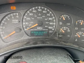 2002 GMC Yukon SLE z VIN 1GKEC13Z62R254487, wystawiony jako Copart lot #47266555 z przebiegiem 281 876 mil mil oraz Czysty tytuł • Clean title. Historia ofert i sprzedaży dostępna na DreamBid. Obrazek 8.