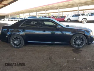 2013 Chrysler 300 C John Varvatos Limited Edition z VIN 2C3CCADG0DH698178, wystawiony jako IAAI lot #42250508 z przebiegiem 182 151 mil mil oraz . Historia ofert i sprzedaży dostępna na DreamBid. Obrazek 13.