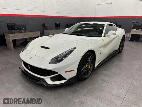 2016 Ferrari F12 z VIN ZFF74UFA2G0214140, wystawiony jako Copart lot #81488384 z przebiegiem 11 434 mil mil oraz Czysty tytuł • Clean title. Historia ofert i sprzedaży dostępna na DreamBid. Obrazek 2.