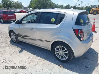 2014 Chevrolet Sonic LT z VIN 1G1JC6SH8E4235238, wystawiony jako IAAI lot #42321789 z przebiegiem 109 068 mil mil oraz . Historia ofert i sprzedaży dostępna na DreamBid. Obrazek 3.