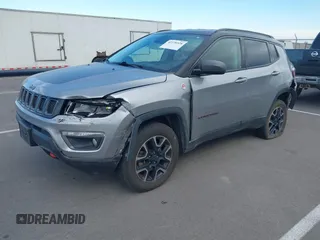2019 Jeep Compass Trailhawk z VIN 3C4NJDDB6KT722424, wystawiony jako IAAI lot #42270528 z przebiegiem 98 007 mil mil oraz . Historia ofert i sprzedaży dostępna na DreamBid. Obrazek 2.