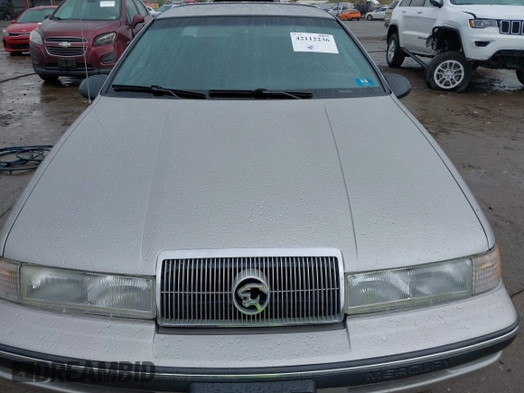 1990 Mercury Cougar z VIN 1MEPM6046LH630327, wystawiony jako IAAI lot #42112236 z przebiegiem 61 933 mil mil oraz . Historia ofert i sprzedaży dostępna na DreamBid. Obrazek 6.