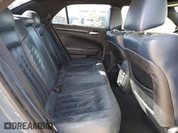 2014 Chrysler 300 S z VIN 2C3CCAGG1EH342092, wystawiony jako Copart lot #53581145 z przebiegiem 118 538 mil mil oraz Szkoda całkowita • Salvage title. Historia ofert i sprzedaży dostępna na DreamBid. Obrazek 10.