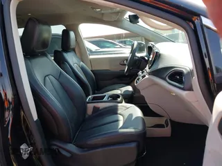 2024 Chrysler Pacifica Hybrid Select z VIN 2C4RC1S73RR185310, wystawiony jako IAAI lot #42246006 z przebiegiem 31 696 mil mil oraz . Historia ofert i sprzedaży dostępna na DreamBid. Obrazek 5.