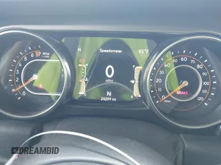 2021 Jeep Wrangler Unlimited Sport z VIN 1C4HJXDG7MW805657, wystawiony jako IAAI lot #42481446 z przebiegiem 24 299 mil mil oraz . Historia ofert i sprzedaży dostępna na DreamBid. Obrazek 7.