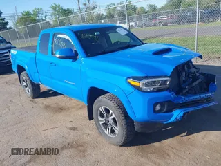 2021 Toyota Tacoma SR z VIN 3TYSZ5AN3MT015623, wystawiony jako IAAI lot #42134991 z przebiegiem 30 850 mil mil oraz . Historia ofert i sprzedaży dostępna na DreamBid. Obrazek 1.