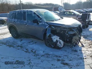 2023 Nissan Rogue S z VIN 5N1BT3AB0PC811142, wystawiony jako IAAI lot #41354830 z przebiegiem 19 651 mil mil oraz . Historia ofert i sprzedaży dostępna na DreamBid. Obrazek 1.
