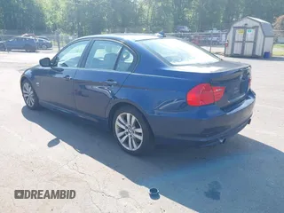 2011 BMW 3 Series 335i xDrive z VIN WBAPL5G53BNN22645, wystawiony jako IAAI lot #42505727 z przebiegiem 136 518 mil mil oraz . Historia ofert i sprzedaży dostępna na DreamBid. Obrazek 3.