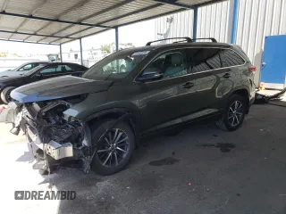 2017 Toyota Highlander XLE with VIN 5TDJZRFH9HS448760, listed as a Copart auction lot 61449375 with 105,211 mi miles and Salvage title. Bid and sale history available at DreamBid. Image 1.