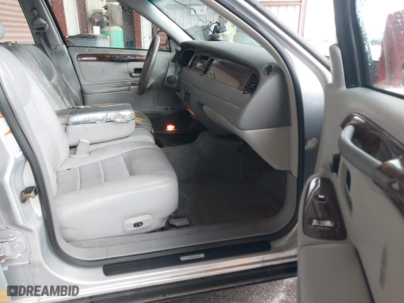 2002 Lincoln Town Car Executive with VIN 1LNHM81W42Y608998, listed as a IAAI auction lot 42096798 with 222,672 mi miles. Bid and sale history available at carsss.com. Image 5.