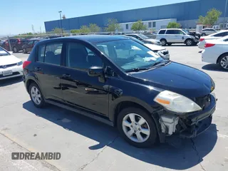 2009 Nissan Versa S z VIN 3N1BC13E09L393627, wystawiony jako IAAI lot #42301217 z przebiegiem 135 492 mil mil oraz . Historia ofert i sprzedaży dostępna na DreamBid. Obrazek 1.