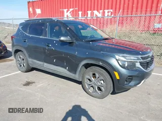 2024 Kia Seltos S z VIN KNDEUCAA1R7606866, wystawiony jako IAAI lot #41860017 z przebiegiem 15 384 mil mil oraz . Historia ofert i sprzedaży dostępna na DreamBid. Obrazek 1.