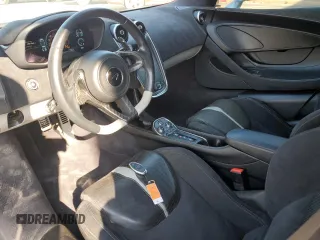 2017 McLaren 570S z VIN SBM13DAA6HW002345, wystawiony jako Copart lot #69572144 z przebiegiem 22 164 mil mil oraz Szkody całkowita. Historia ofert i sprzedaży dostępna na DreamBid. Obrazek 8.