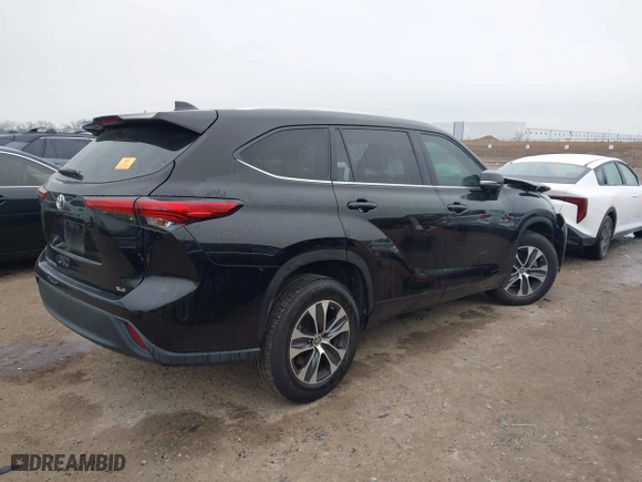2021 Toyota Highlander XLE with VIN 5TDGZRAH2MS046851, listed as a IAAI auction lot 41603390 with 1 mi miles. Bid and sale history available at carsss.com. Image 4.