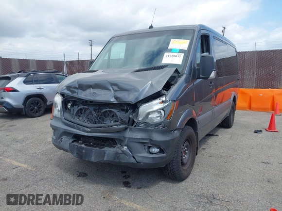 2015 Mercedes-Benz Sprinter Passenger with VIN WDZPE7DC1FP111850, listed as a IAAI auction lot 41920037 with 127,121 mi miles. Bid and sale history available at carsss.com. Image 18.