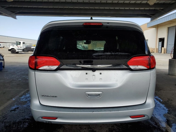 2023 Chrysler Voyager LX z VIN 2C4RC1CG2PR586911, wystawiony jako Copart lot #60257085 z przebiegiem 55 683 mil mil oraz Czysty tytuł • Clean title. Historia ofert i sprzedaży dostępna na DreamBid. Obrazek 6.