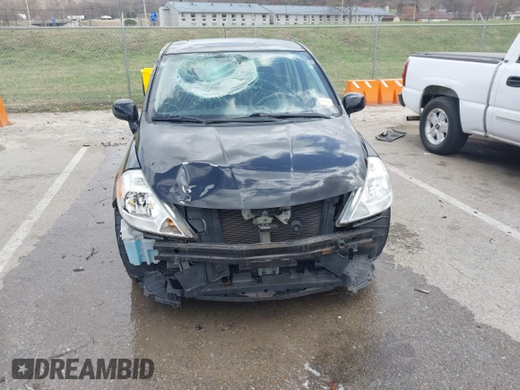 2008 Nissan Versa S z VIN 3N1BC11EX8L446772, wystawiony jako IAAI lot #41824455 z przebiegiem 145 793 mil mil oraz . Historia ofert i sprzedaży dostępna na DreamBid. Obrazek 13.