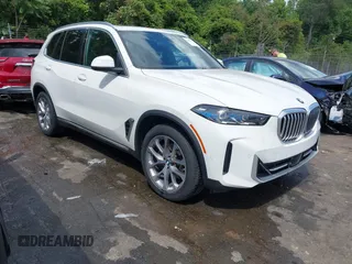 2024 BMW X5 xDrive40i z VIN 5UX23EU05R9S29952, wystawiony jako IAAI lot #42177371 z przebiegiem 26 832 mil mil oraz . Historia ofert i sprzedaży dostępna na DreamBid. Obrazek 1.
