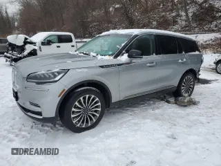 2023 Lincoln Aviator Standard z VIN 5LM5J6XC8PGL23972, wystawiony jako Copart lot #43996485 z przebiegiem 9 445 mil mil oraz Szkoda całkowita • Salvage title. Historia ofert i sprzedaży dostępna na DreamBid. Obrazek 1.