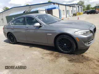 2013 BMW 5 Series 528i xDrive z VIN WBAXH5C52DD114878, wystawiony jako Copart lot #55486725 z przebiegiem 138 863 mil mil oraz Czysty tytuł • Clean title. Historia ofert i sprzedaży dostępna na DreamBid. Obrazek 4.