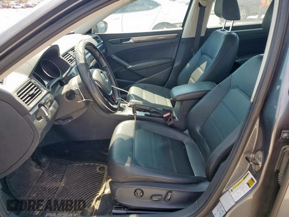 2017 Volkswagen Passat SE z VIN 1VWGT7A35HC074710, wystawiony jako Copart lot #57789935 z przebiegiem 117 351 mil mil oraz Szkoda całkowita • Salvage title. Historia ofert i sprzedaży dostępna na DreamBid. Obrazek 7.