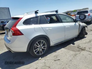2015 Volvo V60 T5 z VIN YV4612HK7F1001283, wystawiony jako Copart lot #54272035 z przebiegiem Nie podano mil oraz Szkody całkowita. Historia ofert i sprzedaży dostępna na DreamBid. Obrazek 3.