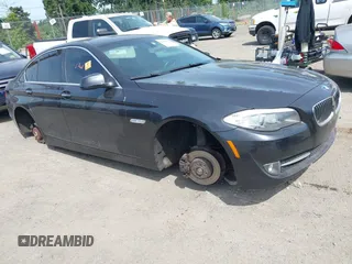 2012 BMW 5 Series 528i xDrive z VIN WBAXH5C50CDW10177, wystawiony jako IAAI lot #42454627 z przebiegiem 278 464 mil mil oraz . Historia ofert i sprzedaży dostępna na DreamBid. Obrazek 1.
