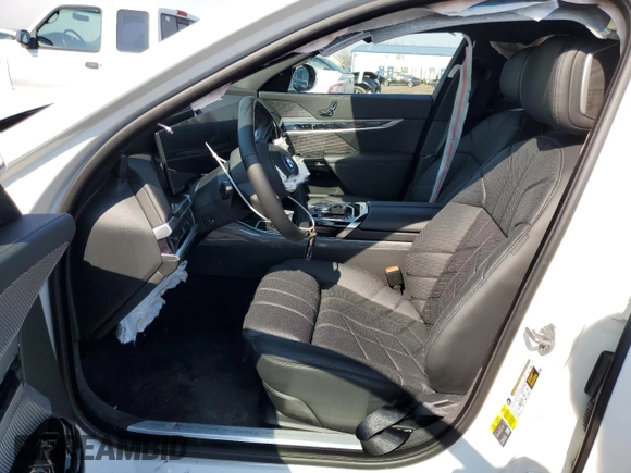 2023 BMW i7 xDrive60 z VIN WBY53EJ03PCM80194, wystawiony jako Copart lot #44192494 z przebiegiem Nie podano mil oraz . Historia ofert i sprzedaży dostępna na DreamBid. Obrazek 7.
