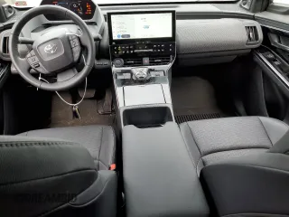 2023 Subaru Solterra Premium z VIN JTMABABA3PA004915, wystawiony jako Copart lot #72092213 z przebiegiem 7564 mil mil oraz . Historia ofert i sprzedaży dostępna na DreamBid. Obrazek 8.
