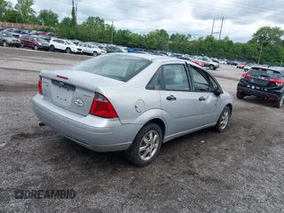 2005 Ford Focus S z VIN 1FAHP34N95W240955, wystawiony jako IAAI lot #42243013 z przebiegiem 251 204 mil mil oraz . Historia ofert i sprzedaży dostępna na DreamBid. Obrazek 4.