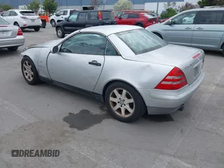 1998 Mercedes-Benz SLK 230/320 z VIN WDBKK47F0WF020242, wystawiony jako IAAI lot #41913424 z przebiegiem Nie podano mil oraz . Historia ofert i sprzedaży dostępna na DreamBid. Obrazek 3.