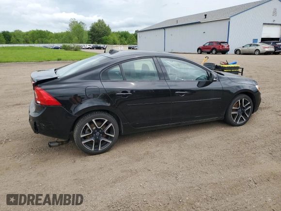 2018 Volvo S60 Dynamic z VIN YV126MFL8J2456490, wystawiony jako Copart lot #56557475 z przebiegiem 70 224 mil mil oraz Szkoda całkowita • Salvage title. Historia ofert i sprzedaży dostępna na DreamBid. Obrazek 3.