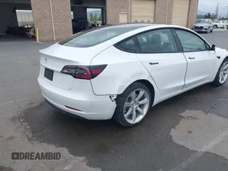 2023 Tesla Model 3 z VIN 5YJ3E1EA8PF437584, wystawiony jako IAAI lot #42112679 z przebiegiem 52 574 mil mil oraz . Historia ofert i sprzedaży dostępna na DreamBid. Obrazek 6.