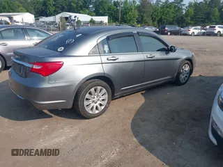 2013 Chrysler 200 LX z VIN 1C3CCBAG5DN724419, wystawiony jako IAAI lot #42428856 z przebiegiem 185 190 mil mil oraz . Historia ofert i sprzedaży dostępna na DreamBid. Obrazek 4.
