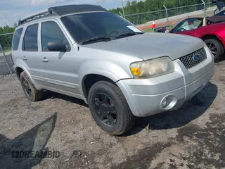 2007 Ford Escape Limited with VIN 1FMCU04167KA09610, listed as a IAAI auction lot 42110400 with 250,550 mi miles. Bid and sale history available at carsss.com. Image 1.