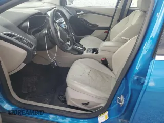 2014 Ford Focus Electric z VIN 1FADP3R41EL341620, wystawiony jako Copart lot #87277454 z przebiegiem 67 589 mil mil oraz Szkody całkowita. Historia ofert i sprzedaży dostępna na DreamBid. Obrazek 7.